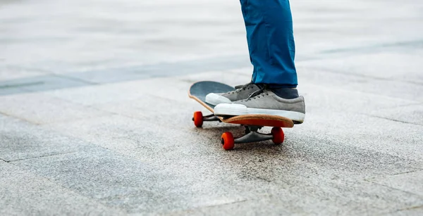 Skateboarder Skateboarding Εξωτερικούς Χώρους Στην Πόλη — Φωτογραφία Αρχείου