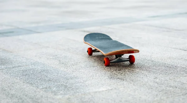 Ένα Skateboard Στο Πάτωμα Της Πόλης — Φωτογραφία Αρχείου