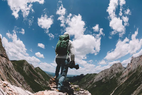 Fotograaf Met Camera Hoge Bergtop — Stockfoto