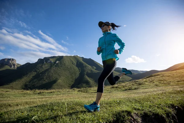 健美女子赛跑选手在山顶跑步 — 图库照片