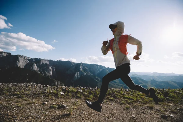 Fitness Corridore Donna Esecuzione Cima Alla Montagna — Foto Stock