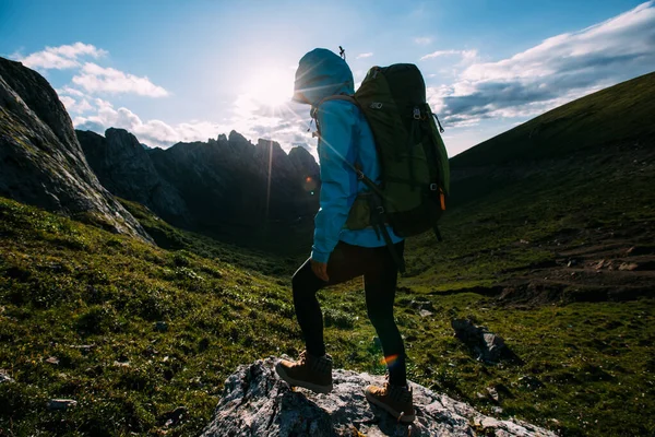Framgångsrik Kvinna Backpacker Vandring Solnedgången Alpin Bergstopp — Stockfoto