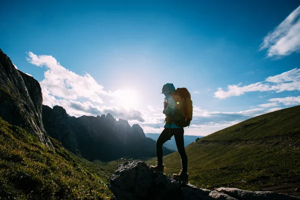 Úspěšná Žena Batohem Turistika Západě Slunce Alpský Vrchol — Stock fotografie