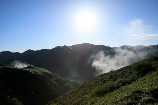 Arising Nebbia Natura Nebbia Montagne Magia Alta Quota Alba Paesaggio — Foto Stock