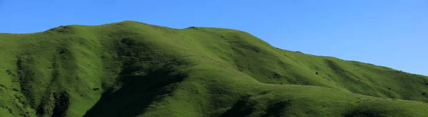 標高の高い草原の山の風景のパノラマビュー — ストック写真