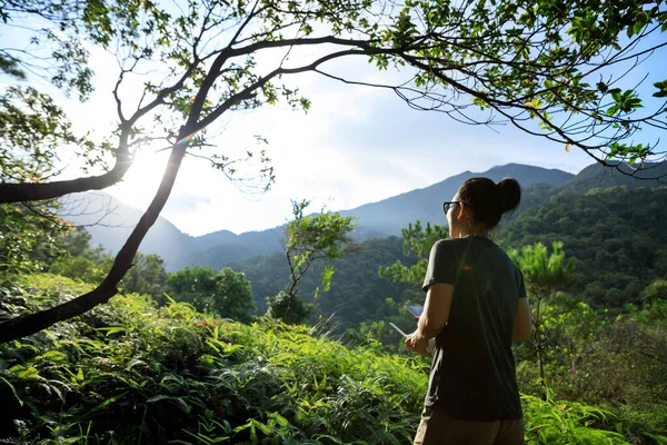 Remotel Che Controlla Drone Volante Nella Foresta Tropicale — Foto Stock