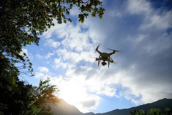 Drone Branco Com Câmera Voando Montanhas Verão — Fotografia de Stock