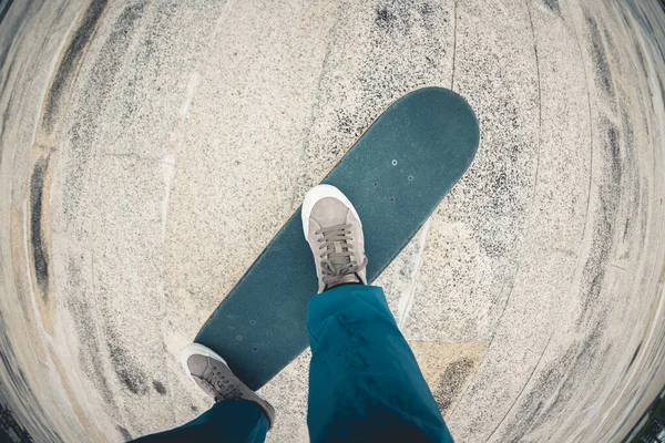 Skateboardista Skateboardu Venku Městě — Stock fotografie