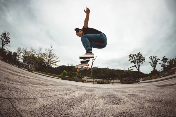 Azjatka Deskorolkarka Skateboarding Nowoczesnym Mieście — Zdjęcie stockowe