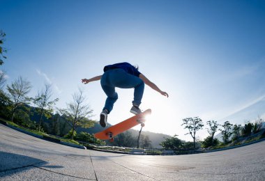 Modern şehirde Asyalı kaykaycı kadın.