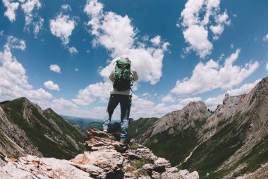 Yüksek rakımlı dağın tepesinde kamerası olan fotoğrafçı