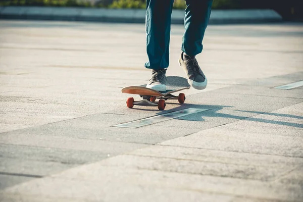 Ασιάτισσα Γυναίκα Skateboarding Skateboarding Στη Σύγχρονη Πόλη — Φωτογραφία Αρχείου