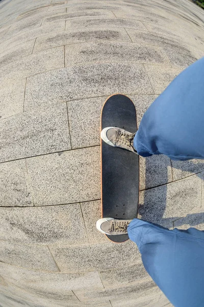 Skateboarder Rijden Skateboard Buiten Stad — Stockfoto