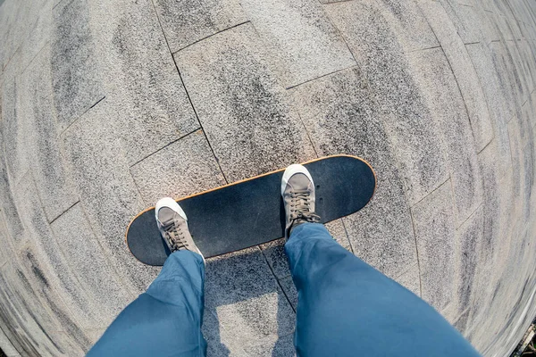 Skateboarder Fährt Auf Skateboard Der Stadt — Stockfoto