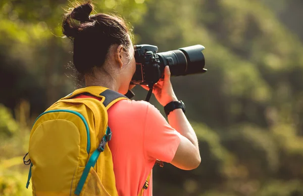 Mulher Fotógrafa Tirar Fotos Floresta Outono — Fotografia de Stock