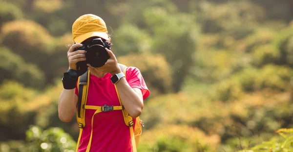 Fotografka Ženy Podzimním Lese — Stock fotografie