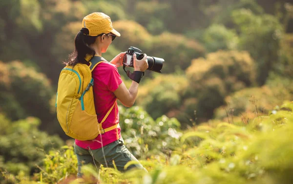 Kadın Fotoğrafçı Sonbahar Ormanında Fotoğraf Çekiyor — Stok fotoğraf