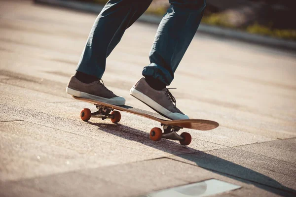 Skateboarder Ιππασία Για Skateboard Εξωτερικούς Χώρους Στην Πόλη — Φωτογραφία Αρχείου