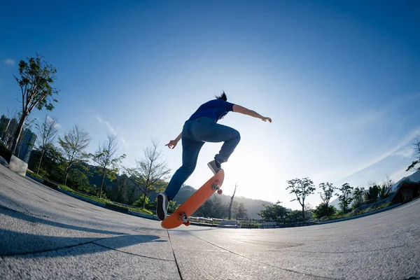Ασιάτισσα Skateboarding Skateboarding Στην Πόλη Ανατολή — Φωτογραφία Αρχείου
