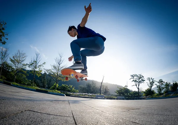 Asiatico Donna Skateboarder Skateboard Sunrise City — Foto Stock