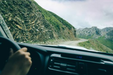 Doğada off-road araba sürmek