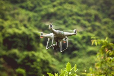 Yaz dağlarında uçan kameralı beyaz dron
