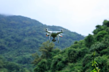 Yaz dağlarında uçan kameralı beyaz dron