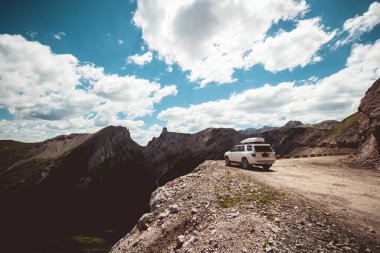 Yüksek rakımlı dağın tepesinde off-road araba sürüyorum.