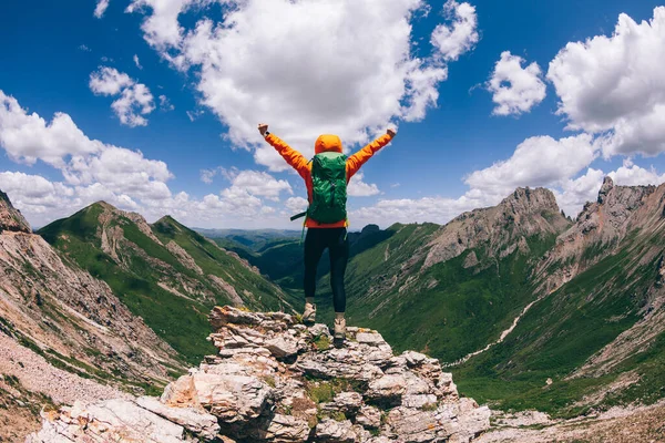 Erfolgreiche Backpackerin Wandert Auf Alpinem Gipfel — Stockfoto