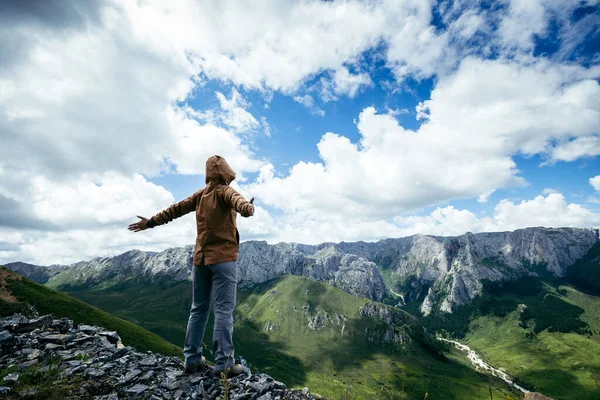 Πεζοπόρος Αισθάνονται Ελεύθεροι Στην Κορυφή Του Βουνού Μεγάλο Υψόμετρο — Φωτογραφία Αρχείου