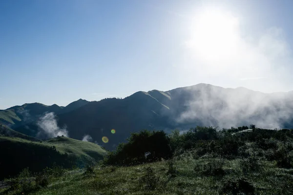 Niebla Emergente Naturaleza Niebla Montañas Mágica Gran Altitud Amanecer Paisaje —  Fotos de Stock