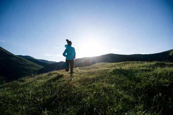 Ung Kvinna Löpare Kör Bergstopp — Stockfoto