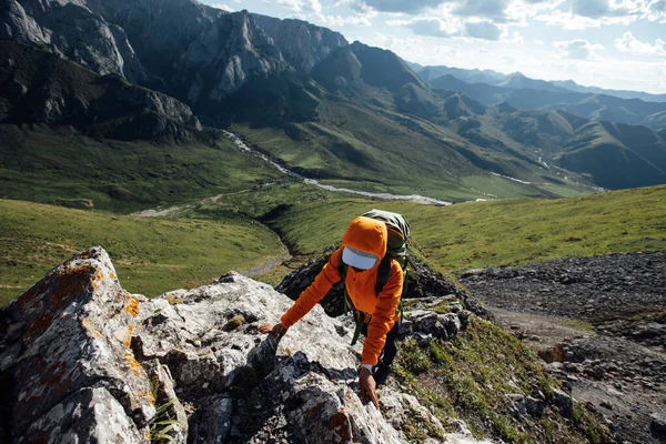 Успешная Женщина Турист Походы Закат Альпийский Пик — стоковое фото
