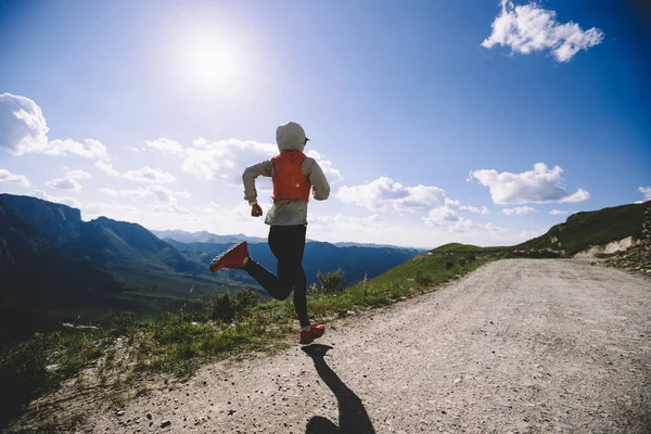 Vrouw Trail Runner Loopt Top Van Berg — Stockfoto