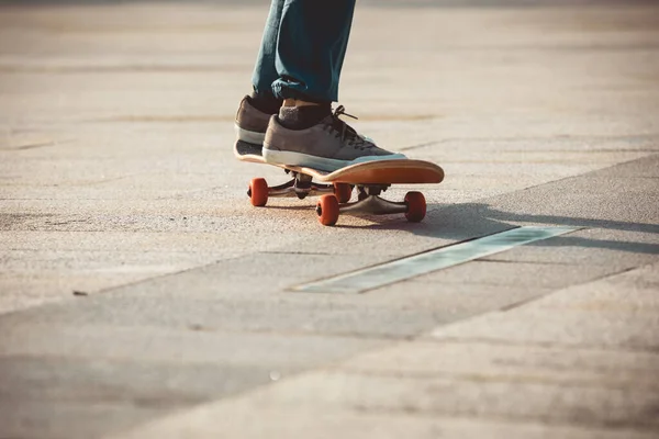 Skateboarder Ιππασία Για Skateboard Εξωτερικούς Χώρους Στην Πόλη — Φωτογραφία Αρχείου