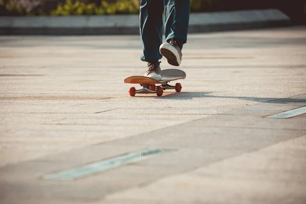 Skateboarder Andar Skate Livre Cidade — Fotografia de Stock