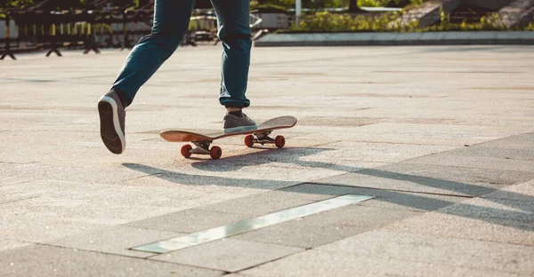 Patinador Montando Monopatín Aire Libre Ciudad — Foto de Stock