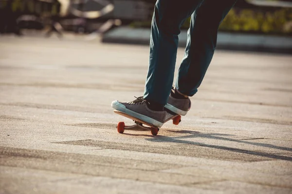 Skateboarder Rijden Skateboard Buiten Stad — Stockfoto