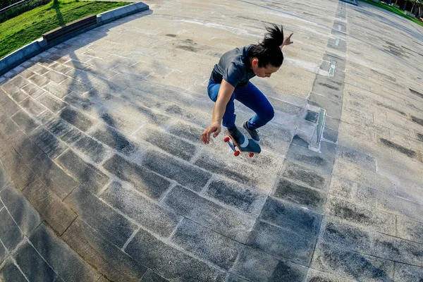 Skateboarder Skateboarding Venku Městě — Stock fotografie