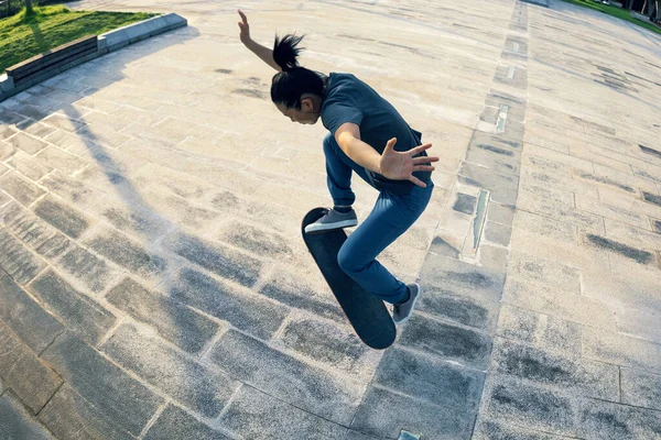 Skateboarder Skateboarding Venku Městě — Stock fotografie