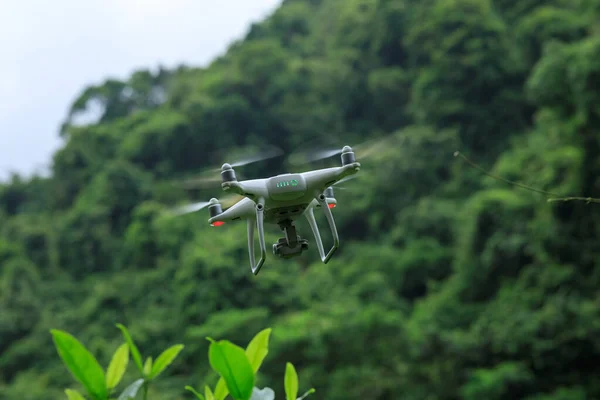 Yaz Dağlarında Uçan Kameralı Beyaz Dron — Stok fotoğraf
