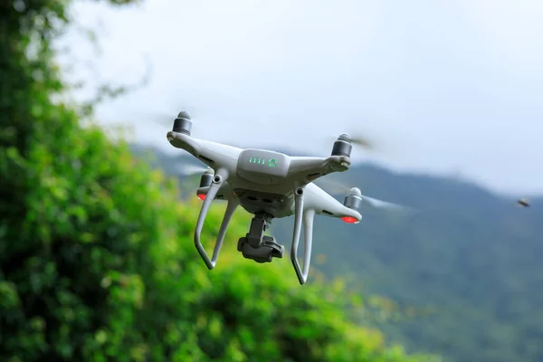 Drone Branco Com Câmera Voando Montanhas Verão — Fotografia de Stock