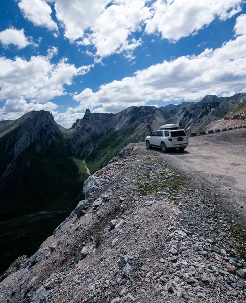 Mit Geländewagen Auf Berggipfel — Stockfoto