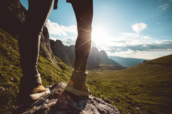 Успішна Жінка Ноги Пішки Заході Сонця Альпійський Гірський Пік — стокове фото