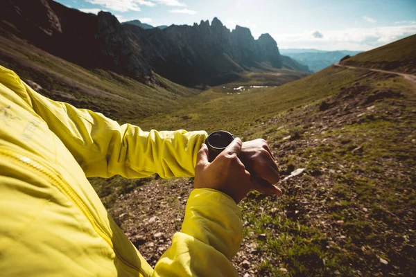 Kvinna Hög Höjd Bergstopp Kontrollerar Höjdmätaren Sportklockan — Stockfoto