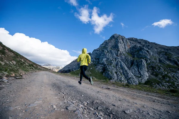 Vrouwelijke Loper Rennend Bergtop — Stockfoto