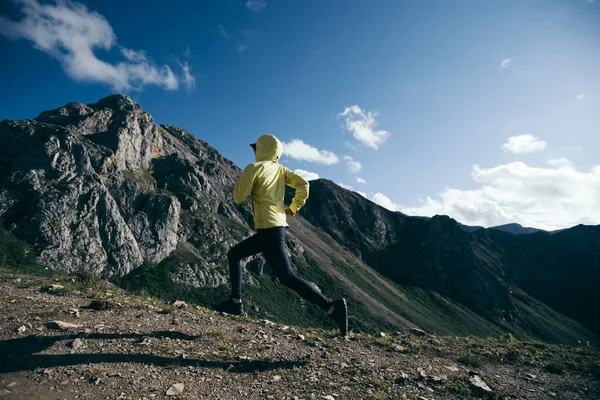 Kvinna Löpare Som Springer Bergstoppen — Stockfoto