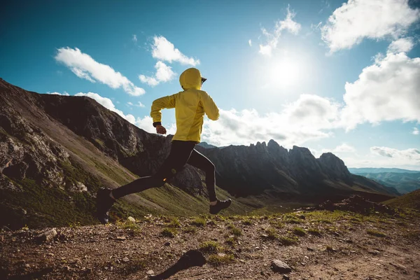 Mulher Ultramaratona Corredor Correndo Topo Montanha — Fotografia de Stock