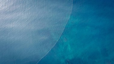 Gün doğumunda güzel deniz dalgası yüzeyinin havadan drone görünümü