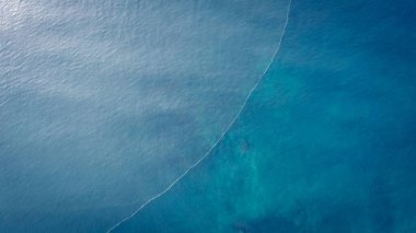 Gün doğumunda güzel deniz dalgası yüzeyinin havadan drone görünümü